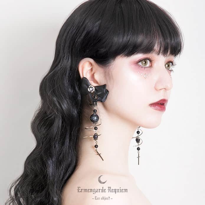mayla classicさんのインスタグラム写真 - (mayla classicInstagram)「【この投稿をご覧の皆さまへ】﻿ こんにちは！池上です。﻿ 今回の商品が気に入ったら﻿ 是非！コレクションに保存・ストーリーズでシェアで皆さんの感想を聞かせて下さい💌﻿ コメントいただけるのもすごく嬉しいのでお待ちしています✨﻿ ﻿ 【商品の魅力を簡単にわかりやすく】﻿ 本日のご紹介は、人気テーマから最新作﻿ 『 アーメンガード レクイエム・イヤオブジェ』﻿ ﻿ 歴史かある、螺旋階段のような くるくるとリボンがテーマの作品🎀﻿ ﻿ ひとつめは太陽 ふたつめは月 みっつめは星  日月星 螺旋状に交わり合う あたたかな３つの光  芸術をされている方、アーティストの方々にも人気のデザイン リニューアルをして戻ってまいりました✨  今回のリニューアルポイントは﻿ 大きくは３つ！ ①サイズ感が大きくなり、圧倒的な存在感へ ②新カラーの ”スターライト” が登場 ③スパイラルパーツはより華奢で繊細に  きっと、今まで感じた事の無い『感動』﻿ 見た事の無い『新しい世界』が﻿ そこには広がっています。﻿ ﻿ 画像の最後には﻿、現在販売中の アーメンガードの関連作品もご紹介しております。﻿ 歴史を紐解きながら、一緒にお楽しみいただければ嬉しいです。﻿ ﻿ ﻿ #アルビノ #メラニズム #アルビノメイク #albinomodel #albinogirl  #albino #リボンのピアス #リボンのイヤリング #螺旋階段 #マイラクラシック #maylaclassic #体温が2度あがる #japanesefashion #japanesestyle #japaneseart #japan」1月19日 12時11分 - maylaclassic_x