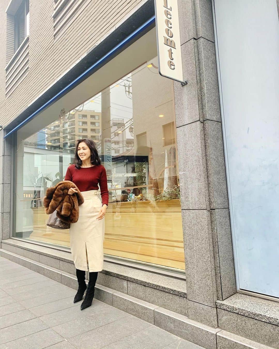 のインスタグラム：「もう1月も半分終わっちゃった… 時間が秒速で過ぎていく感覚…  遅くなったけど、年初に初めてお目にかかる方のお年賀を買いに♪  January is already a half finished.. Time flies like crazy.  @definebeautyjapan  @definebeauty @ディファインビューティ  #アラフィフ  #コスメ  #コスメ好き  #キレイ  #キレイになりたい  #アラフィフコーデ #アラフィフ女子 #大人可愛い #今日のコーデ #大人スタイル #企業女子 #スナップミー #上品コーデ #キレイめコーデ #化粧品  #instapicture  #beauty  #beautiful  #fashionblog #fashionblogger #dailylook #tokyolife」