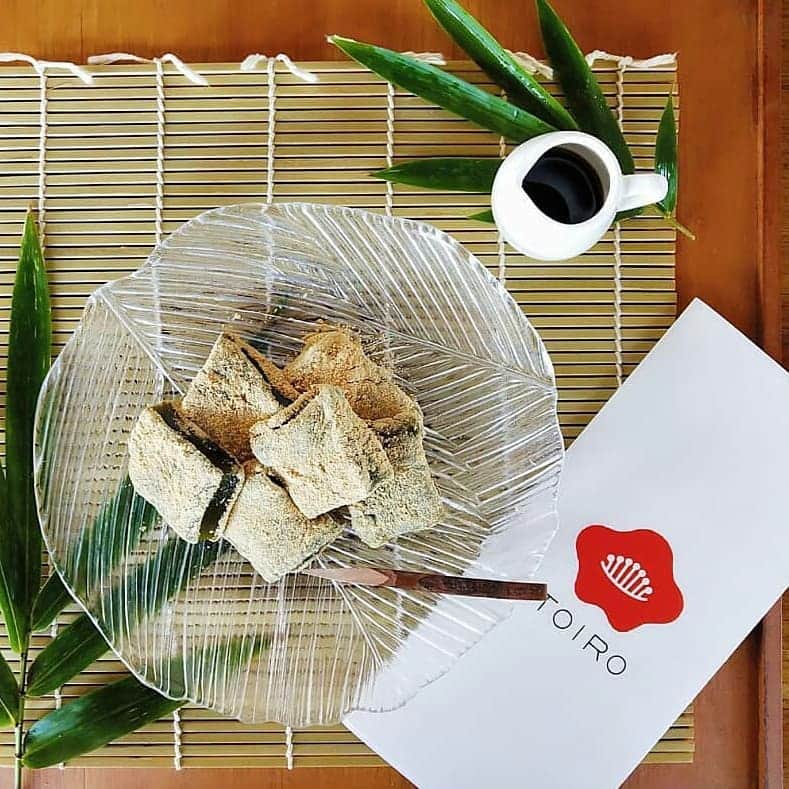 のインスタグラム：「Warm warabi mochi and brown sugar Syrup. Life is good with matcha ✨  #toirowagashi」