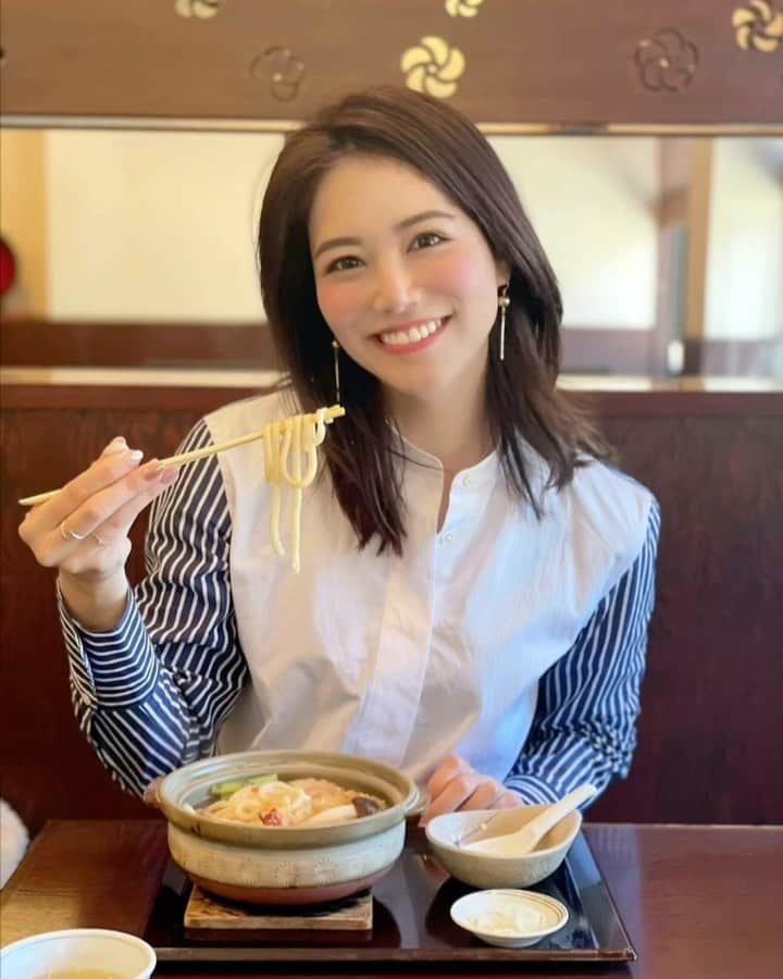 のインスタグラム：「こんにちは❤️ . 今日は里奈ログ🐶✨ 年始は葛餅とベビーカステラ以外にも鍋焼きうどんを食べてました🐷✨ . 川崎大師の目の前のはやまさんで✨ 最近寒い日が続いてるので鍋焼きうどんが温まって美味しかったなぁ❤️✨ . 最近うどんブームでよくお家でもうどん食べてるなぁ🥺✨ おうちうどんを極めたい❗️笑 . tops... @uniqlo @jilsander  earrings... @naturali_jewelry  . 今日も素敵な一日を❤️ . #りなまるグルメ #鍋焼きうどん #うどん #udon #鍋 #鍋パ #鍋料理 #鍋パーティー #川崎 #川崎大師 #川崎グルメ #kawasaki #グルメ #グルメ女子 #おうち時間 #おうちごはん #おうちごはん部 #おうちごはんlover #麺スタグラム #麺 #和食 #japanesefood #noodle #ユニクロ #uniqlo #ユニクロコーデ #jilsander #ジルサンダー #ユニクロ購入品 #ユニジョ」
