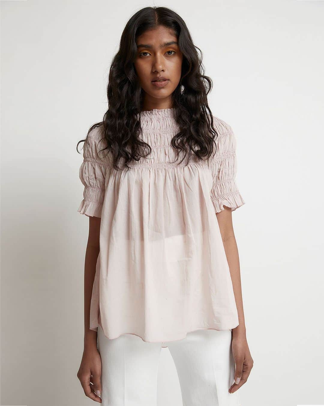 カレンウォーカーのインスタグラム：「Dusty pink shirred organic cotton goodness. Made by our @fairtradecertified partners in India, where the cotton is also grown and milled. Sizes 4-18 available on karenwalker.com and in KW stores only.」
