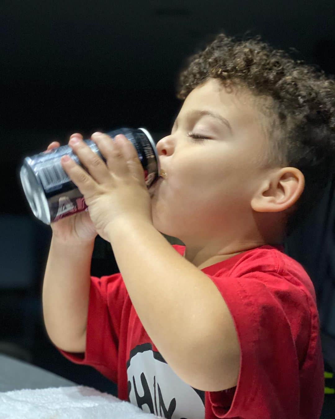 ショウン・トンプソンさんのインスタグラム写真 - (ショウン・トンプソンInstagram)「Arizona sunsets hit way different, especially when drinking an Arizona Iced Tea. Swipe to see Silas’s enjoyment. Enough to share with his brother! 😆  #brothers #sharing #azsunset #sunset」1月19日 12時14分 - shaunt