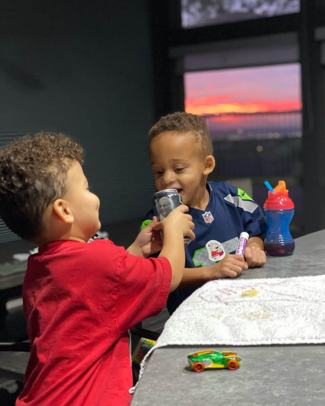 ショウン・トンプソンさんのインスタグラム写真 - (ショウン・トンプソンInstagram)「Arizona sunsets hit way different, especially when drinking an Arizona Iced Tea. Swipe to see Silas’s enjoyment. Enough to share with his brother! 😆  #brothers #sharing #azsunset #sunset」1月19日 12時14分 - shaunt