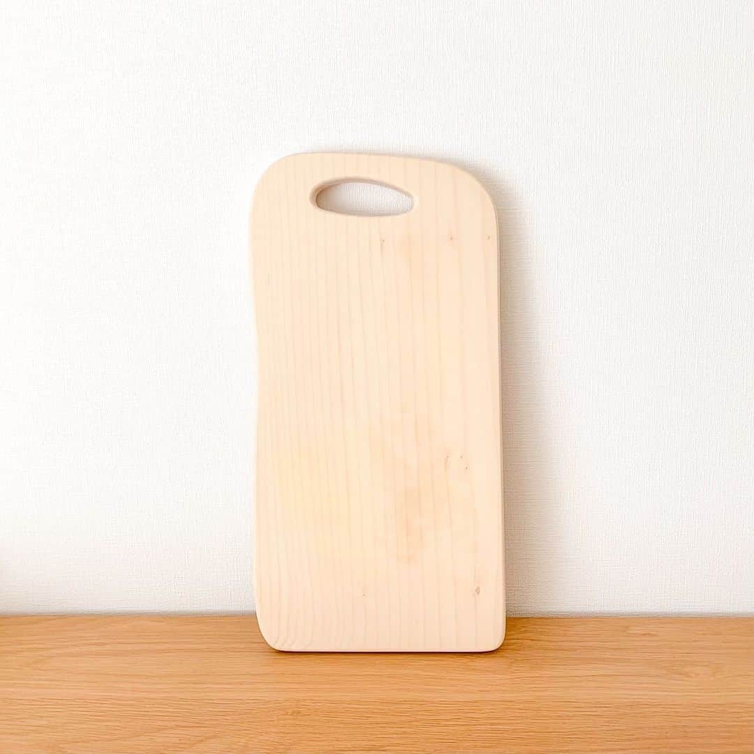 北欧、暮らしの道具店さんのインスタグラム写真 - (北欧、暮らしの道具店Instagram)「【スタッフの愛用品】憧れの「木のまな板」を味方につけたら、毎日の暮らしが楽しくなりました。 . - - - - - - - - - - - - ■ お客さま係 江草： . 「woodpeckerのいちょうの木のまな板に 決めたきっかけは、愛らしい佇まいに きゅんとときめいたから。  丸みのあるフォルムや柔らかい色味から、 ほっとするような温もりを感じます。 美しい木目は、目に留まるたび 気持ちを癒してくれるようで。  これならキッチンに向かう足取りも軽くなりそう。 なんてすっかり心を掴まれてしまいました。  実際に使い始めてみると、 お気に入りポイントがどんどん増えていきました！  はじめて手にしたとき、 まず驚いたのがその軽さ。 ずっしりとした重さを想像していたけど、 思っていたよりずっと軽くって、 これなら扱いやすそうだと一安心です。  さらに使ってみてうれしかったのが、 切り跡があまりつかないこと！  木のまな板って切り跡が目立ちそうで、 少し緊張しながら使っていたのですが、 このまな板は全然気にならなくて。 いちょうの木は柔らかく弾力性があるので、 切り跡が自然に修復され目立ちにくいのだとか。  とはいえ少しずつはついてしまうもの。 使い込むほどに増えていく切り跡も、 木のあたたかみと合わされば味わい深くなりそうです。 一緒に時を刻んでいるようで、 それもまた楽しみのひとつなのかも。  どんな食材も受け止めてくれる、 そのゆったりとした大きさが本当に頼もしくて。 大根やネギなどをずらさず 一気に切ることができるのも、 ありがたいなと思いました。  不安に思っていたお手入れも、 実はとっても簡単で◎  ■使用前：水でぬらし、ふきんで拭き取る。  ■使用後：なるべくすぐに洗ってふきんで拭きとり、直射日光の当たらない風通しのよい場所で乾かす。  といたってシンプル。 しっかりと乾かしたいので、 どこかに仕舞う事はせず、 紐にぶら下げておくことに決めました。 そんな景色も何だか愛おしくって、1日のおわりに 「おやすみなさい、また明日もがんばろうね」なんて 声をかけるのが日課に。（笑）  そんな日々の中で愛着が深まっていくのを感じています。 お手入れもふくめて楽しみながら、 長く付き合っていきたいです」 . - - - - - - - - - - - -  woodpecker/福井賢治/いちょうの木のまな板（大） . ▶︎ プロフィールのリンクからも、お値段・サイズなど詳しい情報をご覧いただけますよ。→@hokuoh_kurashi ・ #kitchen#kitchendesign#kitchenware#tableware#cuttingboard#いちょう#まな板#料理#食卓#和食#洋食#暮らしのこと#キッチンウェア#キッチン#キッチン雑貨#シンプル#シンプルライフ#シンプルデザイン#暮らしを楽しむ#日々の暮らし#北欧#暮らし#北欧暮らしの道具店」1月19日 12時14分 - hokuoh_kurashi