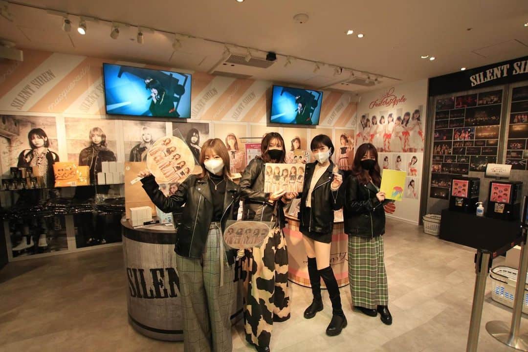SILENT SIRENさんのインスタグラム写真 - (SILENT SIRENInstagram)「109渋谷店にメンバー4人で来店✨  みんなでサインを書きました❗️ 1月31日（日）まで開催してますので、ぜひチェックしてみてください🦏  ご来店お待ちしてます😋 https://www.shibuya109.jp/blog/?pi3=247379」1月19日 12時26分 - silentsiren_official