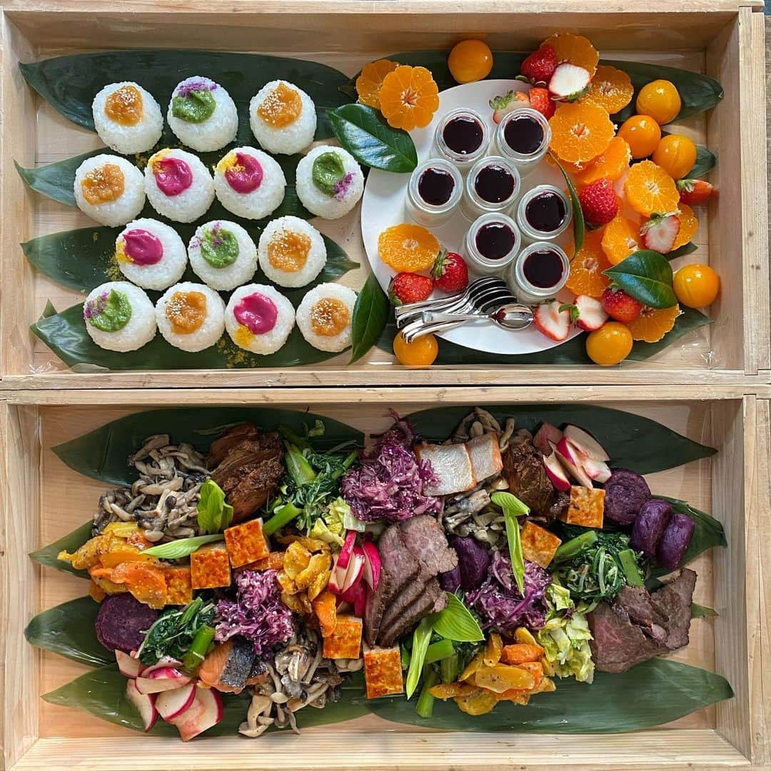 MOMOEのインスタグラム：「木箱にお詰めして  こちらはフルーツ入りでご用意 ありがとうございました♡  #diary #catering #organic #momoe  #momoegohan」