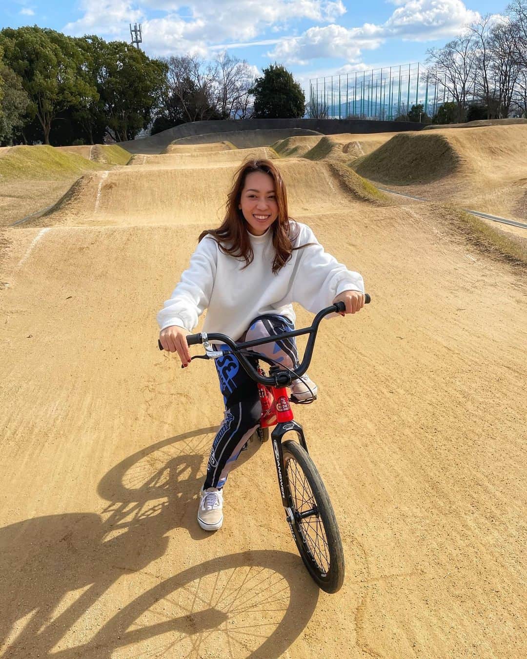 飯端美樹のインスタグラム：「実は…。 彼氏に初めてコース連れて来られ、一回BMX乗ってみ！って言われて、へっぴり腰になりながら、こわーい😣ってゆう可愛い女子に昔から強い憧れを抱いてる私💭笑 でもどれだけ憧れても、もう一生叶わない夢。 そして誰に話してもなんやそれ！ってバカにされる🤣 #bmxlife」