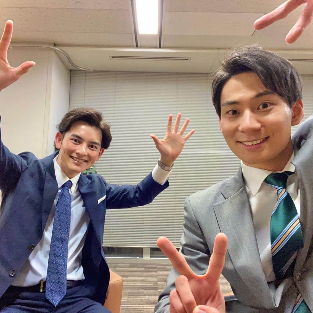 フジテレビアナウンサーのインスタグラム：「.  こんにちは、大川立樹です！  先日25歳の誕生日を迎えた、同期の今湊と📸 敬樹の誕生日に毎年、写真を撮っています！ 今年も撮りました！おめでとう、敬樹🎉  今湊敬樹です！  もうすぐ4年目、広い視野をもって仕事に打ち込んでいきたいと思います！ あと、料理も少し上手になりたいです！ ちなみに、ごま豆乳鍋にハマっています。  【皆さんは何鍋がお好きですか？教えてください！】  #今湊敬樹  #大川立樹 @riki_okawa  #フジテレビ #アナウンサー #フジテレビアナウンサー #誕生日 #同期 #2018年入社」