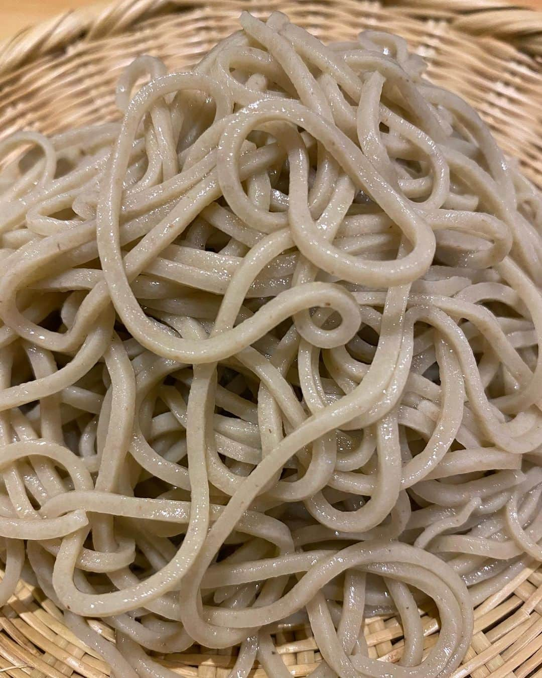 広崎うらんさんのインスタグラム写真 - (広崎うらんInstagram)「ソロ飯には蕎麦 カウンターで広々 昼からまずは蕎麦湯ストレートで😆   #そばと酒えもり の野菜天ざる」1月19日 12時29分 - uranhirosaki