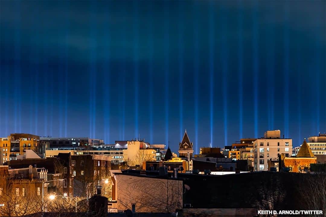 ABC Newsさんのインスタグラム写真 - (ABC NewsInstagram)「Photo captured from a D.C. rooftop shows the ‘Pillars of Light’ in the distance at the National Mall ahead of the inauguration of President-elect Joe Biden. Each of the 56 pillars represents one of the 50 states or territories.」1月19日 12時31分 - abcnews