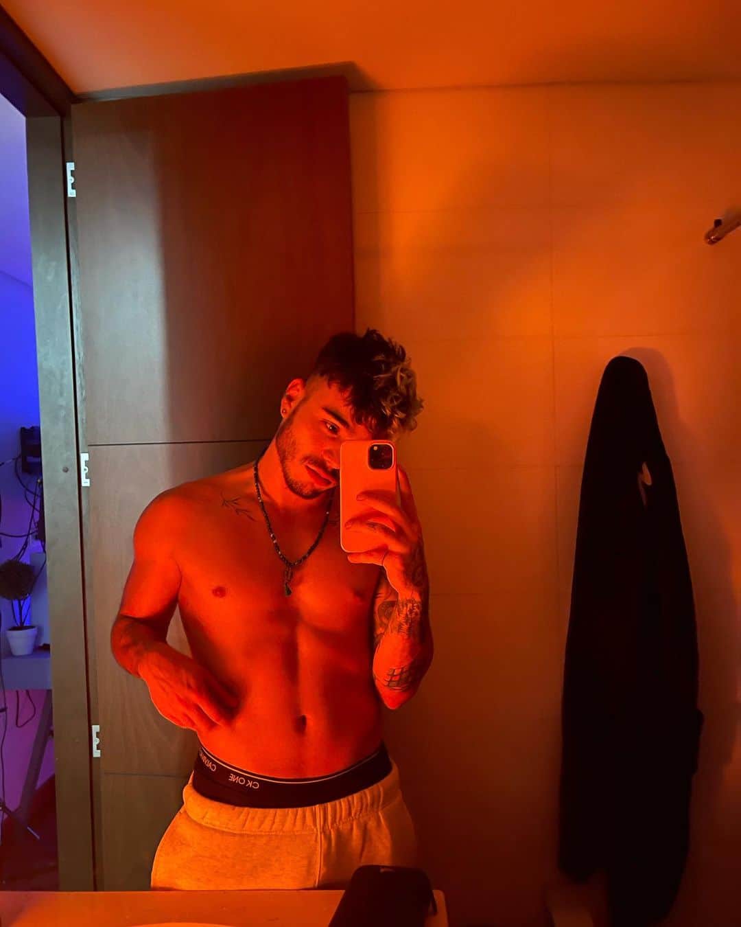 Sebastián Villalobosのインスタグラム：「buenas noches 🥵」