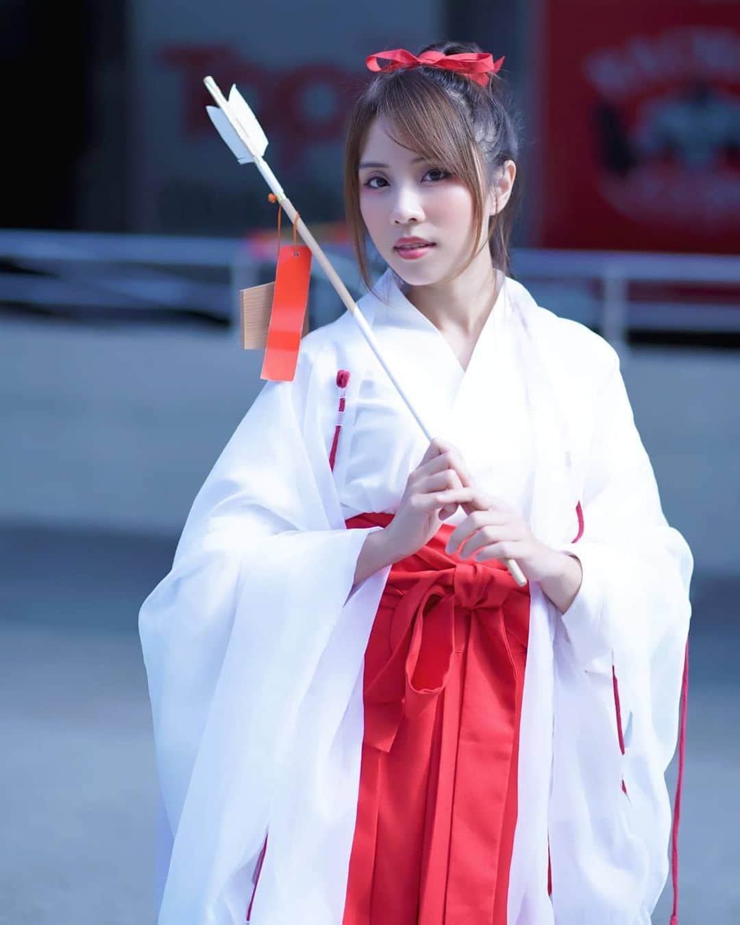 ビーム先生のインスタグラム：「มานี่สิ ข้าจะปัดเป่าความชั่วร้ายให้เอง 巫女コスプレ  #influencer #blogger #youtuber #thai #thaigirl #japan #日本　#タイ　#インフルエンサー　#ブロガー　#ユーチューバー　#外国人　#訪日外国人　#タイ人　#タイ語　#บล็อกเกอร์ #ยูทูปเบอร์ #ไทย #ญี่ปุ่น #ภาษาญี่ปุ่น #cosplay #コスプレ」