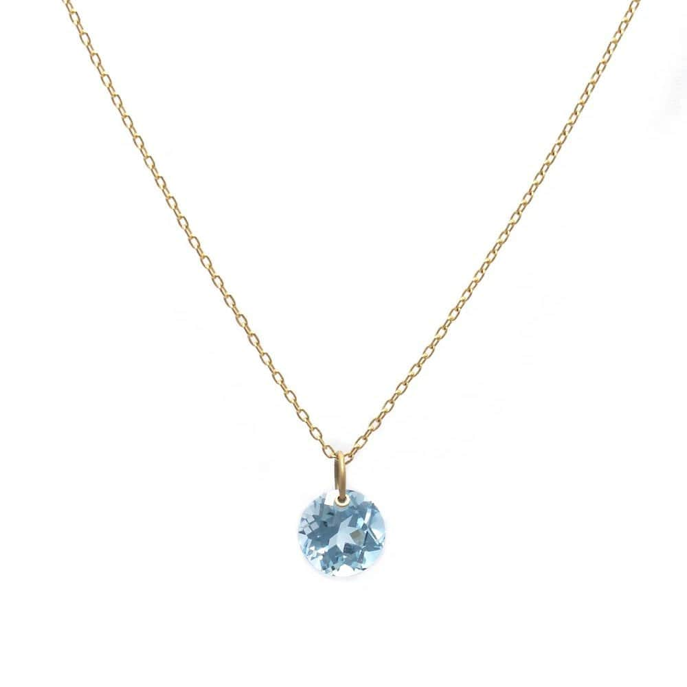 ミキアのインスタグラム：「k18 round sky blue topaz necklace﻿  空の様なカラーとカットが美しいblue topaz 私達は石を主役にした jewelryを作るときにいつも考えるのが 極力石を留める地金を少なくして お肌と直接触れて欲しいと思っています。  このネックレスはどの角度から見ても 美しいカットと輝き いつもHeart ✳︎心✳︎のそばにいるようなイメージのデザインです。 トパーズという名はギリシャ語で探し求めるtopazosに由来しています。 創造性や感受性を高め幸福、希望をもたらす働きがあると言われています。  現在フジテレビ 月9ドラマ「監察医朝顔」にて、上野樹里さんにご着用頂いております。﻿ @mikiajewelry #bluetopaz#neacklace#k18ジュエリー #監察医朝顔2#月9#上野樹里さん」