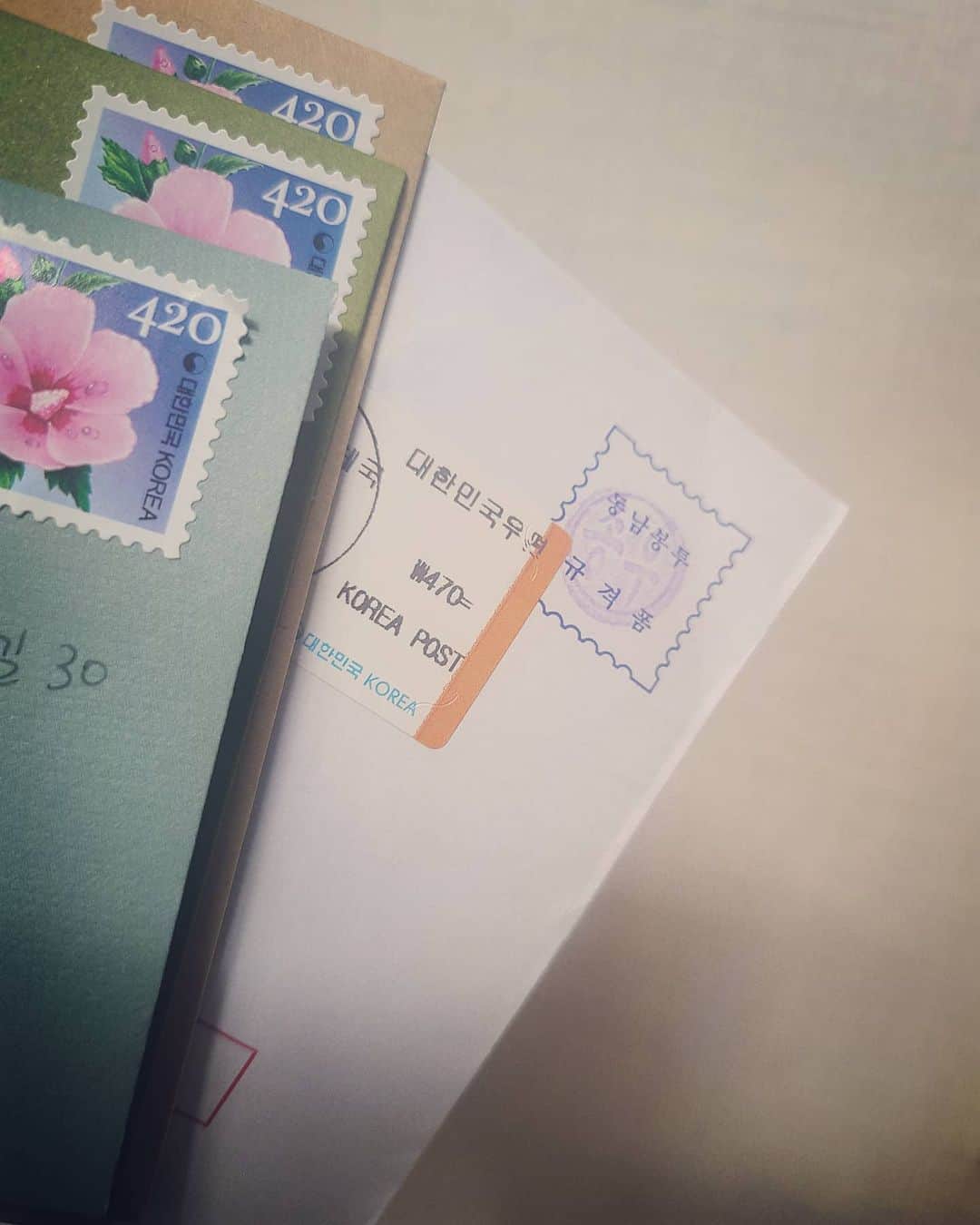チュ・ミンギョンのインスタグラム：「요즘은 하부지 편지 기다리는 두근거림으로, 뭘 쓸까 무슨 답장이 올까 두근거림으로. 또 답장 기다리는 중 헤헤  종이 우표 종류가 예전만큼 다양하지가 않...」