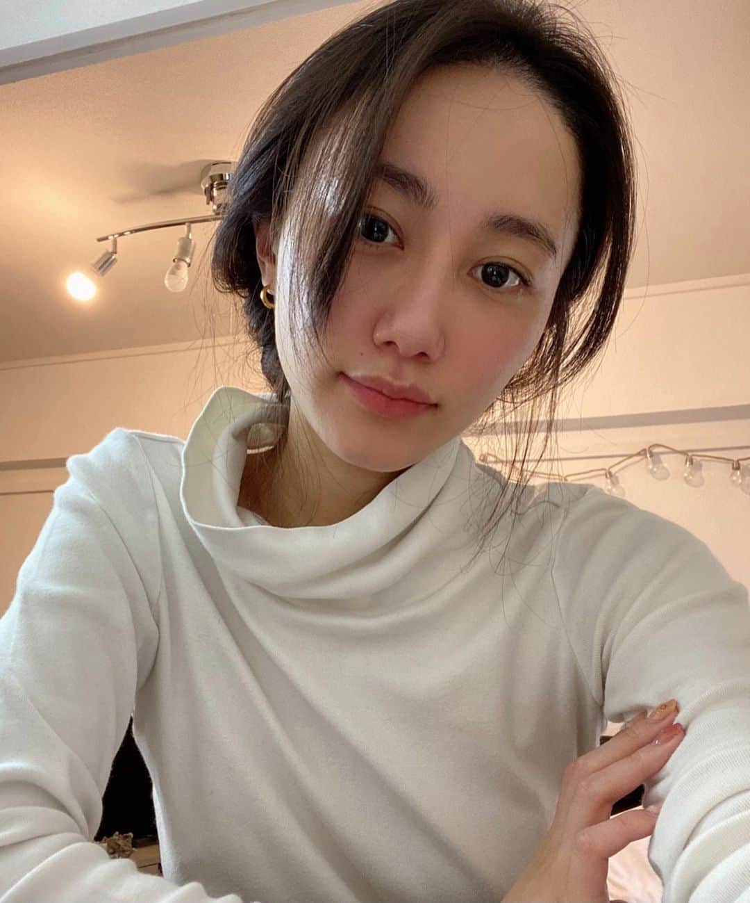 のインスタグラム：「お勉強に飽きちゃって自撮りしてる人🤳  中国語難し過ぎる🇨🇳泣泣  最近はwritingを勉強してます🥸」