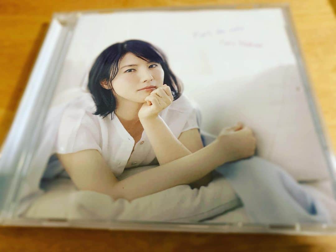 のインスタグラム：「HPのMUSIC REPORT 更新しました。 ラジオ生出演を終えて。。。  @yurinbow1226 のプロフィールリンクからMUSICへどうぞ。  もしくは  http://www.yuri-nakae.com/music/index2.html  サンプルCDが届きました。 受け取って感慨無量。 28年ぶりの重みを感じています。  #中江有里」