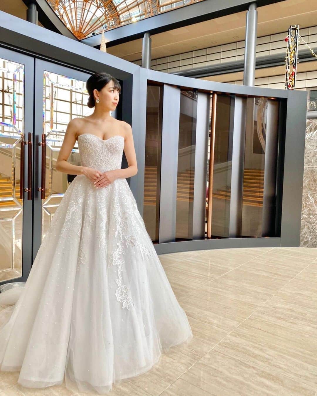 Dresses (ドレッシーズ)さんのインスタグラム写真 - (Dresses (ドレッシーズ)Instagram)「#リームアクラ の煌びやかなパール＆スパンコールドレスでドラマティックに♡ *⠀ コーディネートのポイントや詳細は⠀ @dresses_weddingdressホーム画面URLからチェック!⠀  ______________  ウェディングドレス:03-20497 ドレスブランド: @reemacrawedding こちらのドレスは @thesweetcollection_by_juno のドレスです。⠀ その他の @reemacrawedding のドレスは⠀ #reemacra_dresses よりご覧いただけます。⠀   ご試着可能エリアは、九州です。 ドレスのご予約状況もお調べできます。 お問い合わせは @dresses_wedding にDM💌 Dresses割引ございます!! ※諸条件あります お気軽にお問い合わせくださいませ。 ______________  @dresses_weddingdress では、毎日ドレスを更新中✨ ホーム画面のURLよりご覧頂けます。 1,700着以上のウェディングドレス、カラードレスが掲載されています。 ドレスをお探しのプレ花嫁さま、是非覗いてみて下さい！ 掲載ドレスのご試着も承っております。 お気軽にお問い合わせくださいませ🕊  ______________  ドレスは絶対に後悔したくない方の為の結婚式場紹介サービス始めました！ #ドレス選びから始める結婚式場探し @dresses_weddingdress のInstagramに掲載しているウェディングドレスがお得になります✨ おしゃれな花嫁様のための式場紹介サービスです♡  ◇紹介会場一覧▶@dresses_weddingdress Top のURLより ◇Instagram▶ @dresses_concierge  ドレスを後悔したくない方、好きなドレスをお得に着たい方、DM にてお気軽にお問い合わせください♡⠀  #ドレス#reemacra #リームアクラ#ウェディングドレス#チュールドレス#ドレス迷子#ドレッシーズ#プレ花嫁#運命のドレス #ワーキング花嫁#アラサー花嫁#30代花嫁#大人花嫁#신부#리허설촬영 #weddingdress #bridal #新娘#婚宴#2021春婚#2020秋婚#プレ花嫁さんと繋がりたい#全国の花嫁さんと繋がりたい#スパンコールドレス#パールドレス#Aラインドレス#reemacrabride」1月19日 12時42分 - dresses_weddings