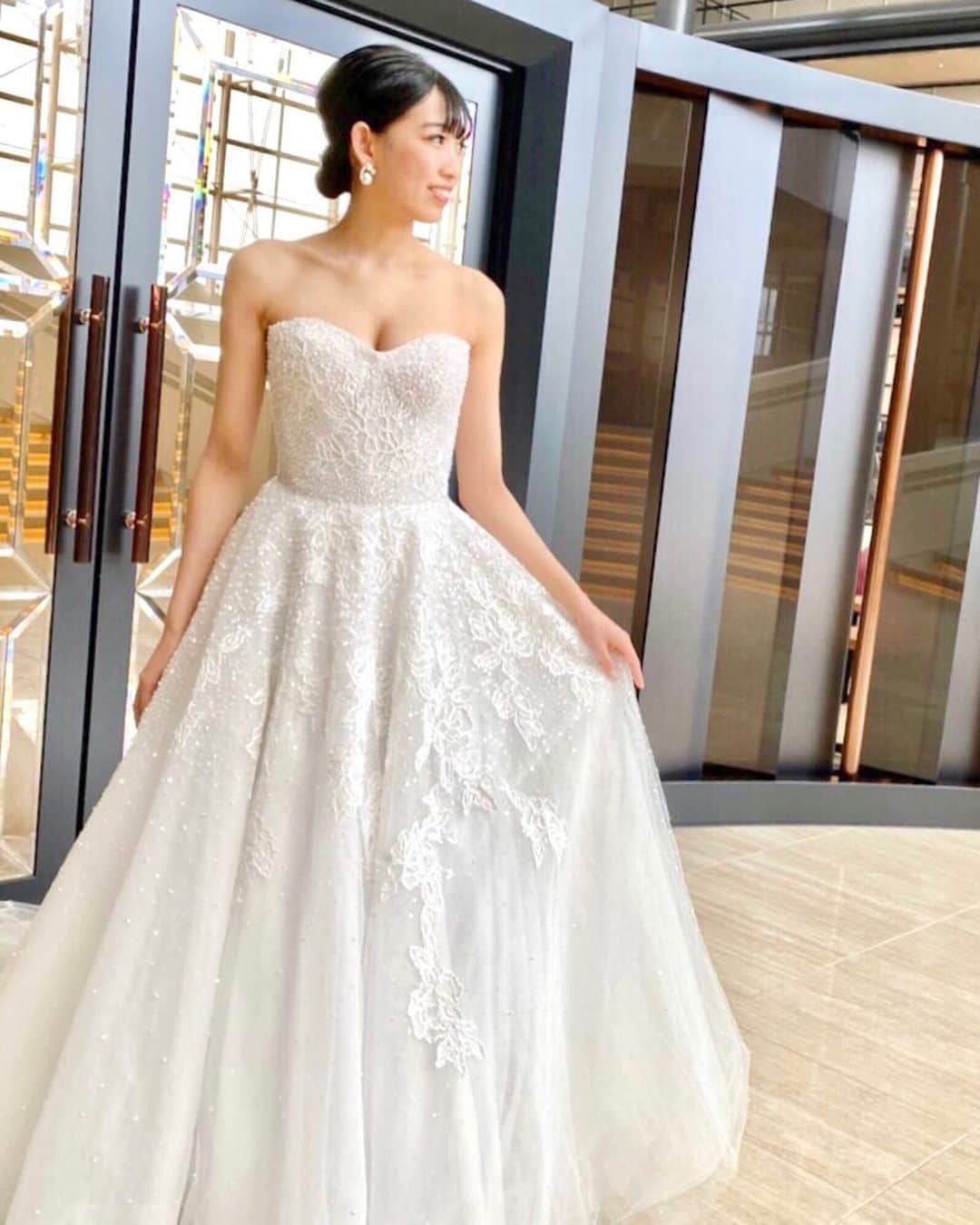 Dresses (ドレッシーズ)さんのインスタグラム写真 - (Dresses (ドレッシーズ)Instagram)「#リームアクラ の煌びやかなパール＆スパンコールドレスでドラマティックに♡ *⠀ コーディネートのポイントや詳細は⠀ @dresses_weddingdressホーム画面URLからチェック!⠀  ______________  ウェディングドレス:03-20497 ドレスブランド: @reemacrawedding こちらのドレスは @thesweetcollection_by_juno のドレスです。⠀ その他の @reemacrawedding のドレスは⠀ #reemacra_dresses よりご覧いただけます。⠀   ご試着可能エリアは、九州です。 ドレスのご予約状況もお調べできます。 お問い合わせは @dresses_wedding にDM💌 Dresses割引ございます!! ※諸条件あります お気軽にお問い合わせくださいませ。 ______________  @dresses_weddingdress では、毎日ドレスを更新中✨ ホーム画面のURLよりご覧頂けます。 1,700着以上のウェディングドレス、カラードレスが掲載されています。 ドレスをお探しのプレ花嫁さま、是非覗いてみて下さい！ 掲載ドレスのご試着も承っております。 お気軽にお問い合わせくださいませ🕊  ______________  ドレスは絶対に後悔したくない方の為の結婚式場紹介サービス始めました！ #ドレス選びから始める結婚式場探し @dresses_weddingdress のInstagramに掲載しているウェディングドレスがお得になります✨ おしゃれな花嫁様のための式場紹介サービスです♡  ◇紹介会場一覧▶@dresses_weddingdress Top のURLより ◇Instagram▶ @dresses_concierge  ドレスを後悔したくない方、好きなドレスをお得に着たい方、DM にてお気軽にお問い合わせください♡⠀  #ドレス#reemacra #リームアクラ#ウェディングドレス#チュールドレス#ドレス迷子#ドレッシーズ#プレ花嫁#運命のドレス #ワーキング花嫁#アラサー花嫁#30代花嫁#大人花嫁#신부#리허설촬영 #weddingdress #bridal #新娘#婚宴#2021春婚#2020秋婚#プレ花嫁さんと繋がりたい#全国の花嫁さんと繋がりたい#スパンコールドレス#パールドレス#Aラインドレス#reemacrabride」1月19日 12時42分 - dresses_weddings