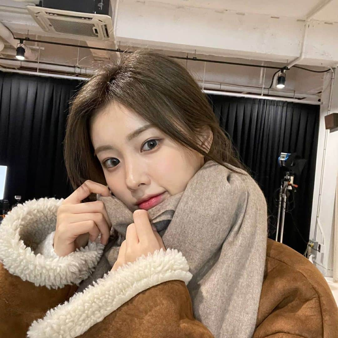 IZ*ONEさんのインスタグラム写真 - (IZ*ONEInstagram)「무스탕좋아🧸  shearling coat好き🧸  #혜원 #ヘウォン #IZONE #아이즈원 #アイズワン」1月19日 12時52分 - official_izone