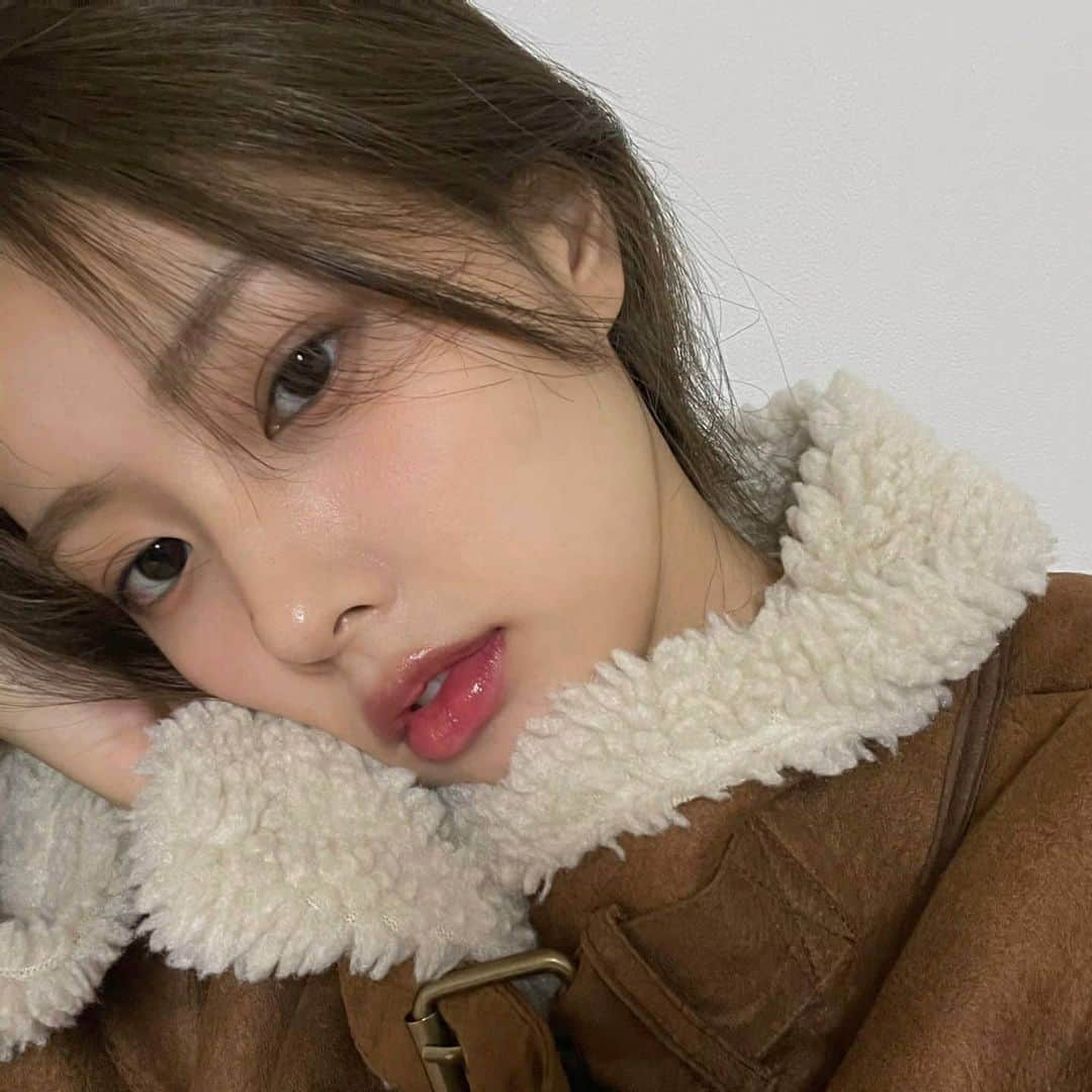 IZ*ONEさんのインスタグラム写真 - (IZ*ONEInstagram)「무스탕좋아🧸  shearling coat好き🧸  #혜원 #ヘウォン #IZONE #아이즈원 #アイズワン」1月19日 12時52分 - official_izone