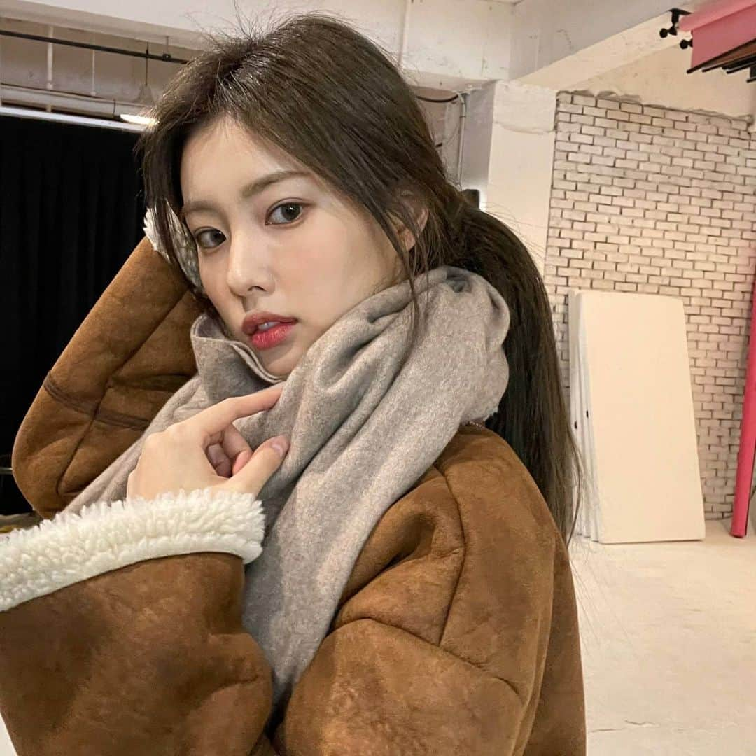 IZ*ONEさんのインスタグラム写真 - (IZ*ONEInstagram)「무스탕좋아🧸  shearling coat好き🧸  #혜원 #ヘウォン #IZONE #아이즈원 #アイズワン」1月19日 12時52分 - official_izone