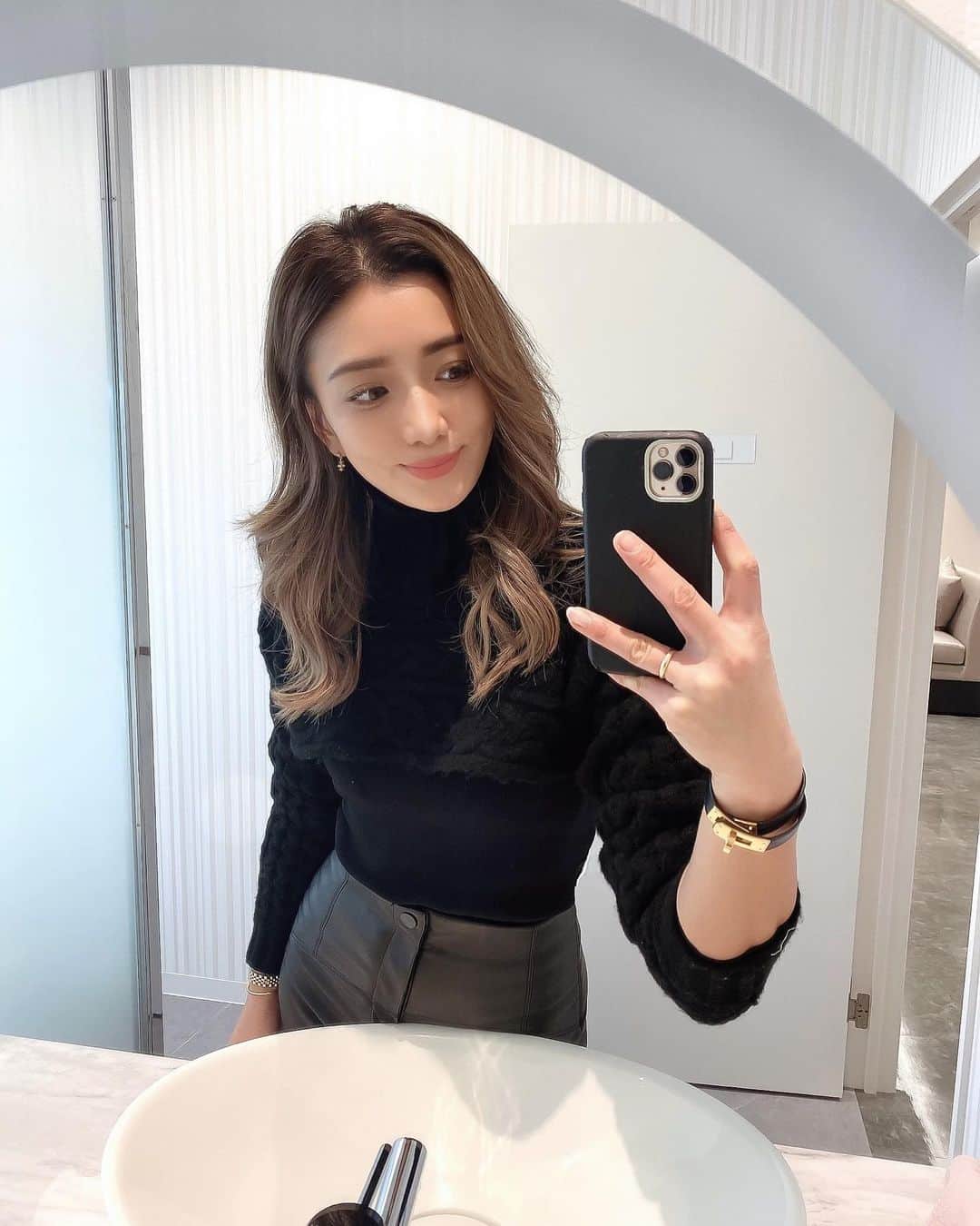谷口紗耶香のインスタグラム：「@tokyo_ace_clinic  背中の　ピーリングしてきたの💕　前からお顔のピーリングは何回かしててすっごいツルツルになるから身体も✌🏼 日焼けのダメージでざらついてたのも、無くなったし肌ムラも消えた感じで くすみも良くなった〜っ✨こんな手軽なら 腕とか膝とかにもしたいくらいに 直後からツルツルでめっちゃ嬉し🤤💕  #tokyo_ace_clinic #美容皮膚科#beauty#bodymaintenance#美活 #ケミカルピーリング #ピーリング #アンチエイジング」