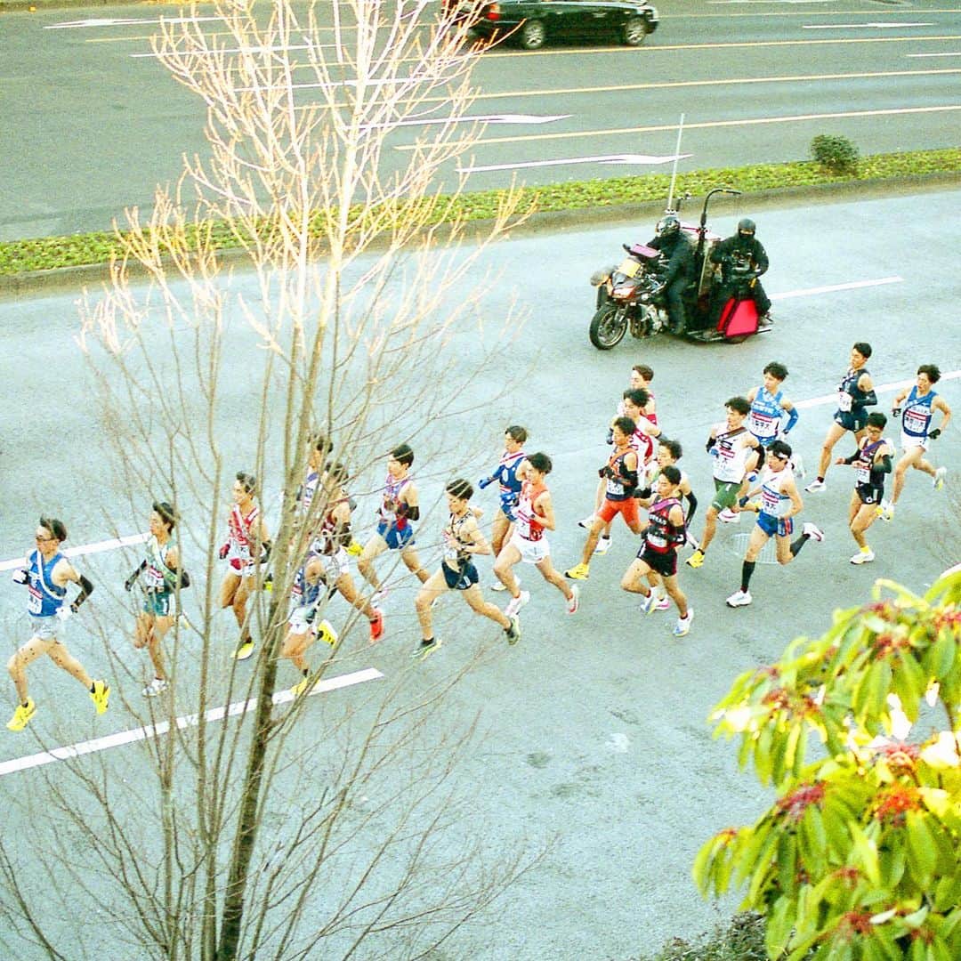 走るひとさんのインスタグラム写真 - (走るひとInstagram)「ekiden 2021  #ekiden  #2021 #hsrht #走るひと」1月19日 12時45分 - hashiruhito.jp
