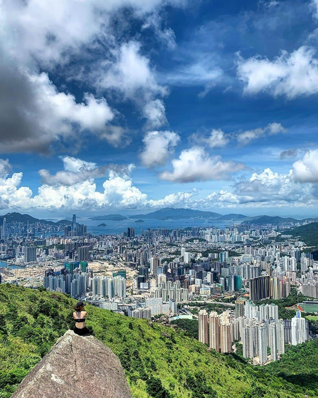 Discover Hong Kongさんのインスタグラム写真 - (Discover Hong KongInstagram)「Imagine yourself at the top of Kowloon Peak enjoying this spectacular, picture-perfect view. 風和日麗下俯瞰港九全景，壯觀得讓人百看不厭！  📷: @yukanta #DiscoverHongKong #repost」1月19日 13時00分 - discoverhongkong