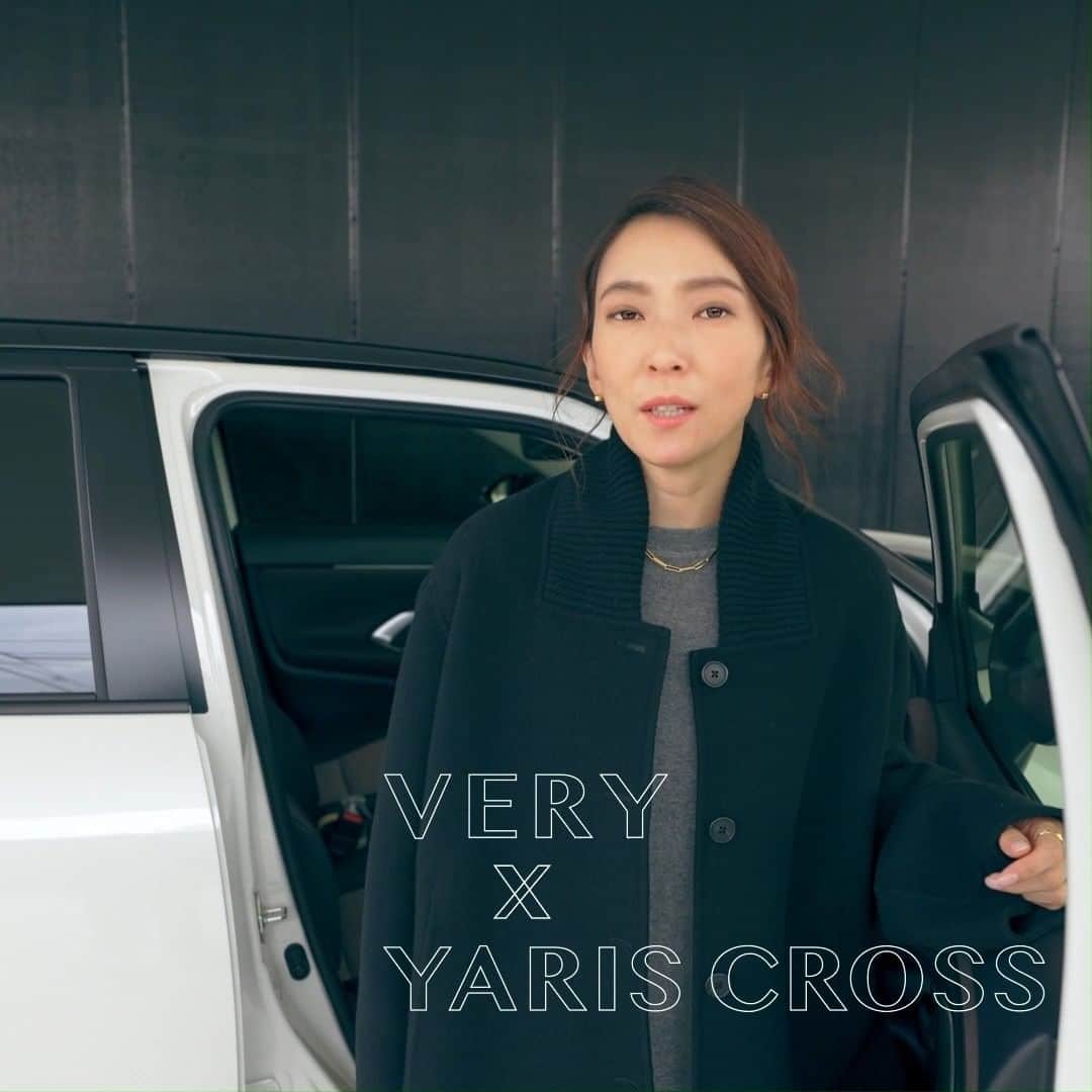 のインスタグラム：「VERY×YARIS CROSSのスペシャル動画「ヤリスクロスとわたし」。 ライターの高橋志津奈さんに、運転する日のファッションを聞きました！ 〝寒がりでコートのまま運転することが多いからショートコート〟、 〝車の日も足元のオシャレに制約をかけたくないから、Kurun  Tokyoのバレエシューズを車に常備しておく〟など、 運転する人はすぐに真似したくなるアイディアがたっぷりでした。 ショートコートはTHE ROW、パンツはPLST、バッグはジルサンダーだそうです！  #VERY編集部#VERYweb  #雑誌VERY  #高橋志津奈#ヤリクロ#yariscross#withyc  車が気になる人はこちら @toyota_jp」