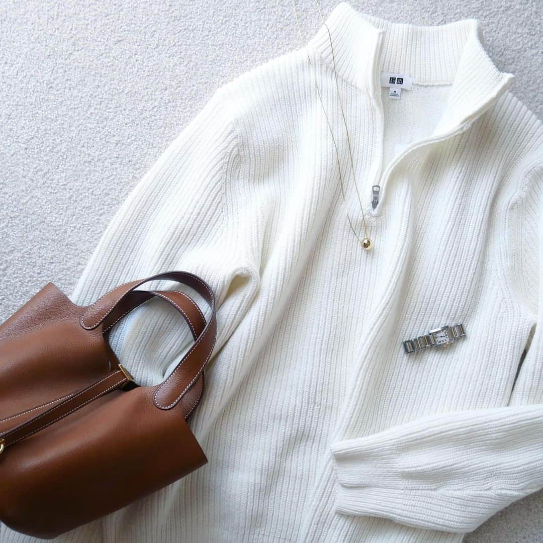 htrkmkのインスタグラム：「@uniqlo メンズの可愛い春ニット♡ #ウォッシャブルミドルゲージハーフジップセーター   ちょこっとワンポイントアクセントで シンプル可愛い♡  旦那さんはジャスト 私はゆったり なMサイズをチョイス。 旦那さん用に買ったのに、最初に着たのは私😋笑  結構しっかりした網目のミドルゲージで 名前の通り洗濯できちゃって 2,990円🙌🏼  ゆるっと、ジップを開けて1枚でさらりも アプリの着こなしみたいなシャツインにしても 程よい脱力感が可愛いです♡  ✁┈┈┈┈┈┈┈┈┈┈┈┈┈┈┈┈  UNIQLOやGU ZARAなどの プチプラアイテムを使った きれいめカジュアルコーデ  トップスはSかM ボトムスはLかそれ以上、と 腰の骨盤が横に広くおお尻も大きい 極端なほどの洋梨体型ですが それでも細見えするように工夫してます  ✧キレイめプチプラコーデ: @htrkmk  ✧美容や共働き夫婦のライフスタイル: @htrkmk_lifestyle   ✁┈┈┈┈┈┈┈┈┈┈┈┈┈┈┈┈  #通勤コーデ  #綺麗めコーデ  #綺麗めカジュアル  #シンプルコーディネート  #骨格ウェーブ  #高身長コーデ #163cm #冬コーデ #冬ファッション #uniqlo購入品  #着回しコーディネート  #アラサーコーデ #ママファッション #olファッション」