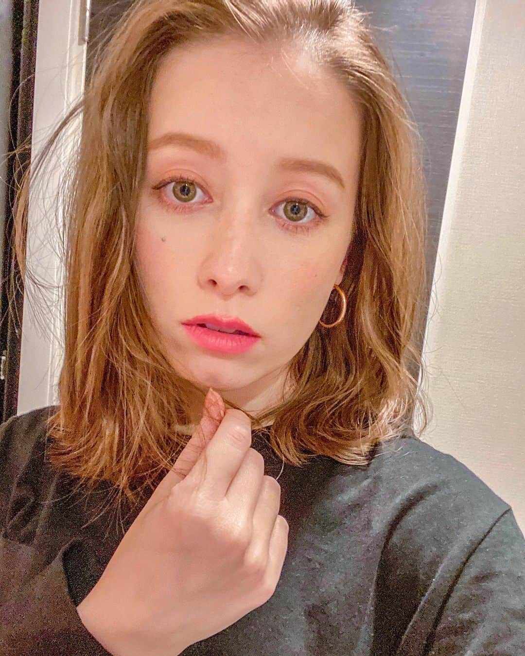 ドーキンズ英里奈のインスタグラム：「PINKリップつよめのひ。 目元はオレンジベージュで 涙袋もアイシャドウしっかりします。 ⠀ この髪の長さは自分でもアレンジ楽すぎて 最高だー。 ⠀ 毛先はしっかり巻いて、 あとはトップからなんとなく数束巻くだけで ふんわりしてくれる☺️ ⠀ ⠀ ⠀ ⠀ #ピンクリップ #セミロング #セミロングヘア #セミロングアレンジ」