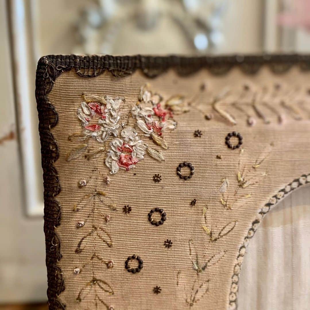 稚野鳥子さんのインスタグラム写真 - (稚野鳥子Instagram)「リボン刺繍のフォトフレームが入荷しました。 シャビーな雰囲気にリボンのお花が可愛らしいお品物です。  #フォトフレーム #リボン刺繍 #リボンワーク #写真たて #アンティークフォトフレーム #antique #frenchantiques #brocante #アンティーク雑貨 #フレンチアンティーク #シャビー #フレンチシャビー #恵比寿 #恵比寿アンティーク #恵比寿アンティークショップ #アンティークのある暮らし #アンティークのある生活 #toricoloreshop」1月19日 12時59分 - toricolore_shop