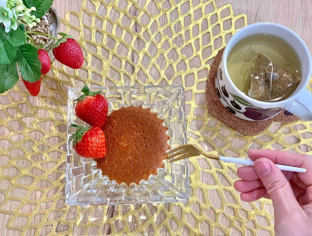 花田浩菜のインスタグラム：「ちょっとひとときスイーツタイム🍰😊 . . #おうち時間 が増えた去年から、 おうち時間が親子共に快適にする為に動き出し、ようやく少しずつ環境が整ってきました👏 . 子育てしながら、仕事しながら、家事しながらって生きてるのだけでほんと必死、、、w（こんなに手抜きなのになぜ🤮w） 2人、3人、4人と子供を育てているママさんって本当に神様なの🥺って思います。 ほっと一息どころか『あー、もう、やってらんない💢』と、自分を落ち着ける為の食べたいものを食べるスイーツタイムだったこの時。爆 甘いものと温かい飲み物がおうちにあると ママの手助けに絶対なると思って信じています。笑 . . お取り寄せしておいた東京都清瀬市のはちみつ、#kiyohachi を使ったマドレーヌと、最近たくさん見かけるようになった旬のいちご🍓 はちみつのふんわりした甘さに非常に癒されました❤️ 清瀬市にはいちご狩りスポットもあるので、またいつか落ち着いたら行けたらいいなあ❤️ イライラして爆発したりする前にとっておきのスイーツタイム、是非とも落ち着く率が高いのでオススメです😘 . . @tamahatsu_official  #多摩の魅力発信プロジェクト　#たま発 #tamahatsu #PR #清瀬市 #ママの毎日 #子育て #新米ママと繋がりたい #いちご #🍓 #お取り寄せ #お取り寄せグルメ #お取り寄せスイーツ #おうち時間 #おうちカフェ #暮らしを楽しむ #赤ちゃんのいる生活 #2歳差兄妹 #2歳差ママ #l4l #happy #happydays」