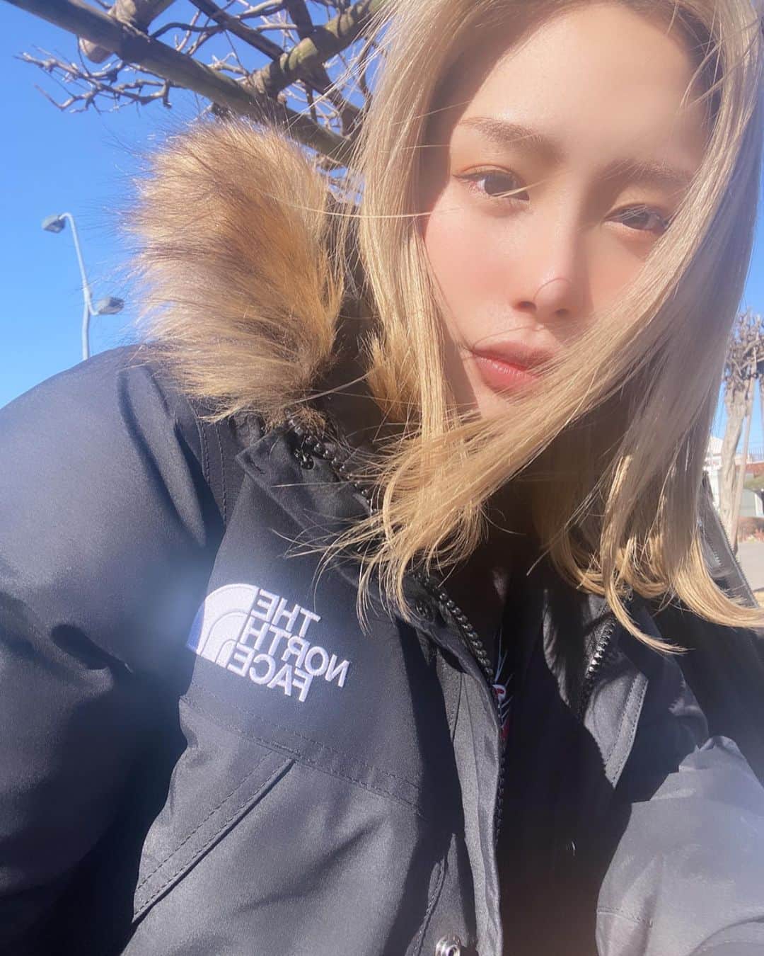 acaneのインスタグラム：「・ あかねが住んでるところ、 今日は天気が良いな〜☀️サムイケド  昨日、初めて @aid_hair で ヘッドスパしてきたよ💆‍♀️❤︎  炭酸クレンジング、オイル保湿してもらって んもーーーーーめっちゃきもちかった！ 5分も経たずに爆睡してしまった🙆‍♂️←  頭皮の汚れを取り除いて しっかり保湿するのが必要らしいんやけど あかねの場合、汚れより 疲れとか寝不足で頭皮が赤かったけん たくさん休んでくださいって言われた☺️ まいにちおうちでゴロゴロしよ☺️←  みのりさん @takara_aid  ありがとうございました💜💜」