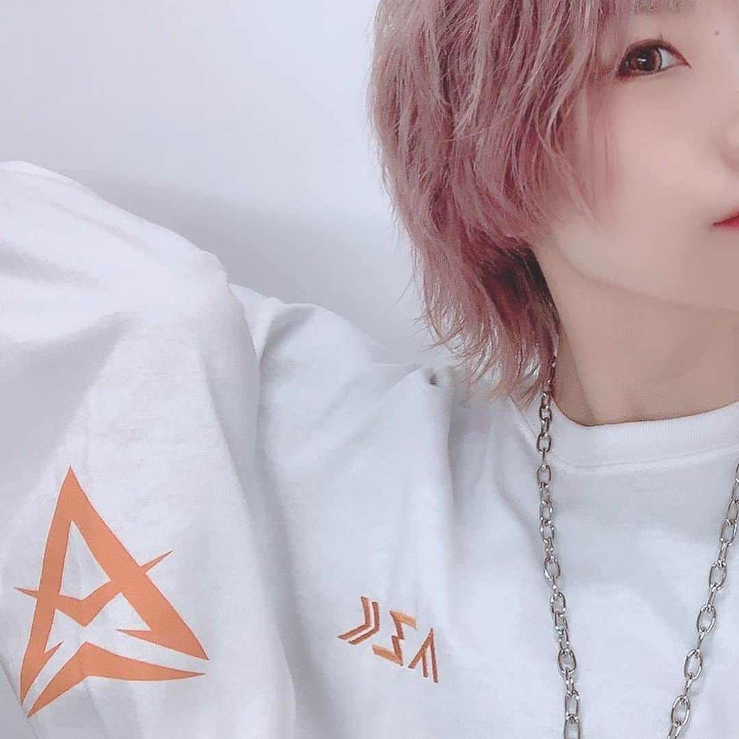 澁谷梓希さんのインスタグラム写真 - (澁谷梓希Instagram)「New item!!! . . AZK × KINGLYMASK  ロゴロンT発売です👚🔥  今までロゴは白黒だったのですが 今回は炎をイメージして橙色  胸元のAZKは刺繍です🪡  これ一枚でも素敵だし インナーとして着てもよい◎  たくさんの方の元へ届きますように…  #insafashion #collaboration #apparel #harajuku #kinglymask #ootd #fashion #japanese #blackandwhite #blackcode #white」1月19日 13時11分 - azk_s811