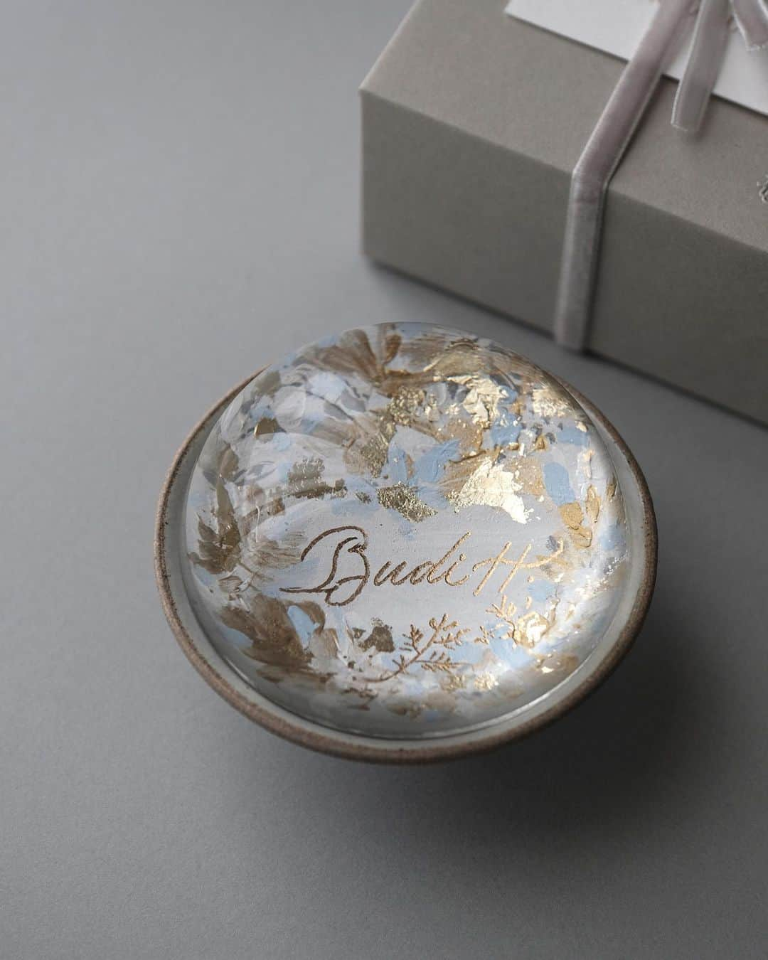 Veronica Halimさんのインスタグラム写真 - (Veronica HalimInstagram)「Always so exciting to create personalized paperweight for different individuals, every piece tells different story. I want the recipient to feel the sparks and happiness when they open this precious gift. It’s like a world of its own sealed in a crystalline dome. ⠀⠀⠀⠀⠀⠀⠀⠀⠀ This objet d’art makes a perfect birthday, anniversary gift or wedding keepsake. ⠀⠀⠀⠀⠀⠀⠀⠀⠀  — #truffypi #paperweight #domeproject #glasspaperweight #personalizedgift #handpainted #painting #madetoorder #mixmedia  #calligraphystyling #tabletop #stationery #カリグラフィースタイリング  #artobject #waterdrop #bespokestationery #bespokegift #personalizedgift #monogram #calligraphylifestyle #artisanmade」1月19日 13時12分 - truffypi