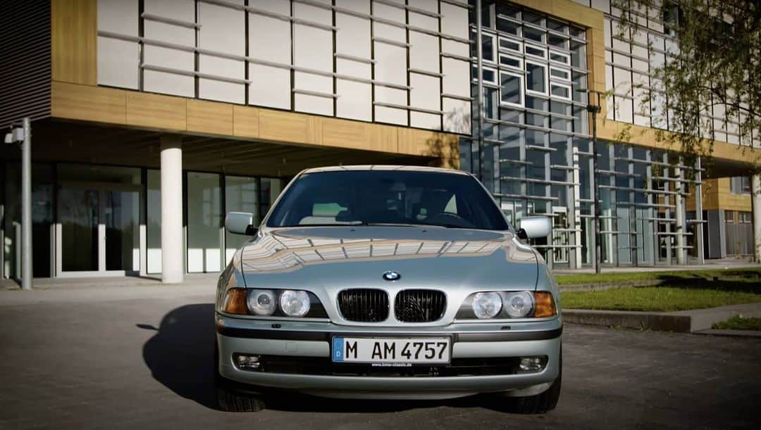 BMW Thailandさんのインスタグラム写真 - (BMW ThailandInstagram)「นี่คือ BMW 5 Series รุ่นที่ถูกยกย่องว่าดีที่สุดตั้งแต่ที่เคยมีมา กับการพัฒนาที่ไม่เคยหยุดแม้ในเจเนอเรชันที่ 4 หรือ E39!!  BMW ได้เปิดตัว E39 ในปี ค.ศ. 1995 ด้วยดีไซน์ของเส้นสายที่เรียบง่ายแต่สะดุดตาไม่มีเบื่อ ทำให้ E39 เปรียบเสมือนแวมไพร์แห่ง BMW เพราะแม้จะผ่านมานานกว่า 2 ทศวรรษ แต่เรายังสามารถเห็น E39 โลดแล่นอยู่บนถนนในปัจจุบันอย่างไม่ขาดสาย และนั่นก็คือคำตอบแห่งความสำเร็จในด้านการดีไซน์ของ BMW  นอกจากการเปลี่ยนแปลงในด้านการดีไซน์ BMW ยังก้าวนำโลกไปอีกขั้นด้วยการอัพเกรดระบบไฟฟ้าเข้ามาใน E39 ทำให้ BMW 5 Series ในเจเนอเรชั่นที่ 4 นี้ อัดแน่นไปด้วยเทคโนโลยีล้ำสมัยอย่างเต็มรูปแบบ อาทิ พวงมาลัย Multi-function ระบบนำทางดาวเทียม เบาะ Active Seat รวมถึงการนำโครงสร้างจากอลูมิเนียมเข้ามาใช้ใน E39 ส่งผลให้ตัวรถมีน้ำหนักเบาลงจากรุ่นก่อนถึง 65 กิโลกรัม พร้อมสร้างยอดขายเป็นประวัติการณ์สมกับการพัฒนาที่ไม่เคยหยุด ด้วยยอดขาย 1.47 ล้านคันทั่วโลก!!  เตรียมพบคำตอบของการเปลี่ยนแปลงครั้งใหม่ พร้อมลุ้นเป็นเจ้าของ BMW ในราคาเพียงครึ่งล้าน!! เฉพาะผู้ที่ชม BMW Virtual Experience เท่านั้น  20 มกราคมนี้ 2 ทุ่มตรง รับชมพร้อมกันทั่วประเทศ ได้ที่ Facebook และ YouTube ของ BMW Thailand Facebook : https://bit.ly/2KnXOna YouTube : https://bit.ly/2NgNy1d  #BMW #BMWTH #THE5 #E39 #TheBMW5SeriesHistory #BMWVirtualExperience #Areyoureadytochange #JOYisBMW #สุนทรียภาพแห่งการขับขี่」1月19日 13時16分 - bmwthailand