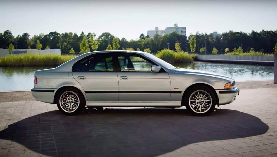 BMW Thailandさんのインスタグラム写真 - (BMW ThailandInstagram)「นี่คือ BMW 5 Series รุ่นที่ถูกยกย่องว่าดีที่สุดตั้งแต่ที่เคยมีมา กับการพัฒนาที่ไม่เคยหยุดแม้ในเจเนอเรชันที่ 4 หรือ E39!!  BMW ได้เปิดตัว E39 ในปี ค.ศ. 1995 ด้วยดีไซน์ของเส้นสายที่เรียบง่ายแต่สะดุดตาไม่มีเบื่อ ทำให้ E39 เปรียบเสมือนแวมไพร์แห่ง BMW เพราะแม้จะผ่านมานานกว่า 2 ทศวรรษ แต่เรายังสามารถเห็น E39 โลดแล่นอยู่บนถนนในปัจจุบันอย่างไม่ขาดสาย และนั่นก็คือคำตอบแห่งความสำเร็จในด้านการดีไซน์ของ BMW  นอกจากการเปลี่ยนแปลงในด้านการดีไซน์ BMW ยังก้าวนำโลกไปอีกขั้นด้วยการอัพเกรดระบบไฟฟ้าเข้ามาใน E39 ทำให้ BMW 5 Series ในเจเนอเรชั่นที่ 4 นี้ อัดแน่นไปด้วยเทคโนโลยีล้ำสมัยอย่างเต็มรูปแบบ อาทิ พวงมาลัย Multi-function ระบบนำทางดาวเทียม เบาะ Active Seat รวมถึงการนำโครงสร้างจากอลูมิเนียมเข้ามาใช้ใน E39 ส่งผลให้ตัวรถมีน้ำหนักเบาลงจากรุ่นก่อนถึง 65 กิโลกรัม พร้อมสร้างยอดขายเป็นประวัติการณ์สมกับการพัฒนาที่ไม่เคยหยุด ด้วยยอดขาย 1.47 ล้านคันทั่วโลก!!  เตรียมพบคำตอบของการเปลี่ยนแปลงครั้งใหม่ พร้อมลุ้นเป็นเจ้าของ BMW ในราคาเพียงครึ่งล้าน!! เฉพาะผู้ที่ชม BMW Virtual Experience เท่านั้น  20 มกราคมนี้ 2 ทุ่มตรง รับชมพร้อมกันทั่วประเทศ ได้ที่ Facebook และ YouTube ของ BMW Thailand Facebook : https://bit.ly/2KnXOna YouTube : https://bit.ly/2NgNy1d  #BMW #BMWTH #THE5 #E39 #TheBMW5SeriesHistory #BMWVirtualExperience #Areyoureadytochange #JOYisBMW #สุนทรียภาพแห่งการขับขี่」1月19日 13時16分 - bmwthailand