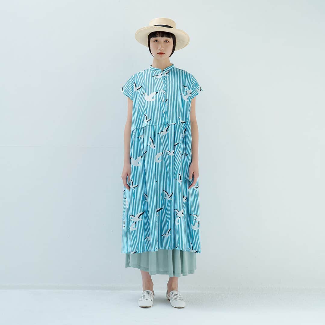 marbleSUD(マーブルシュッド) のインスタグラム：「本日、marble SUDの2021春夏コレクションがスタートしました。  テーマ「贈りものと宝もの」。 いつもずっと大切にしたいもの。 アナタからもらった贈りもの、自然からもらった贈りもの。それはいつまでもずっと私の宝もの。  今までとは違う日常に身を置いた時、自分にとって大切なものは何か。故郷の風景、幼い頃の思い出、お気に入りの本棚、サプライズの贈り物…。変わらず大事にしていきたいものは何なのか…。ディレクターのそんな気持ちを込めたコレクションをお届けします。  公式HPでは、春夏のLOOK BOOKも公開！ハイライトからご覧いただけます。新作続々入荷の直営店&online shopをお見逃しなく。」