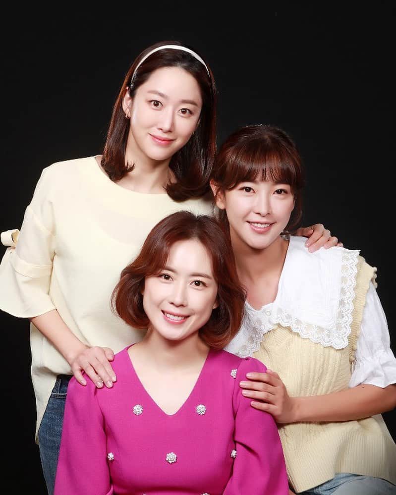 チョン・ヘビンのインスタグラム：「너무 찐자매같은 광자매 가족사진  #오케이광자매 #귀여운우리셋 #👌✨」