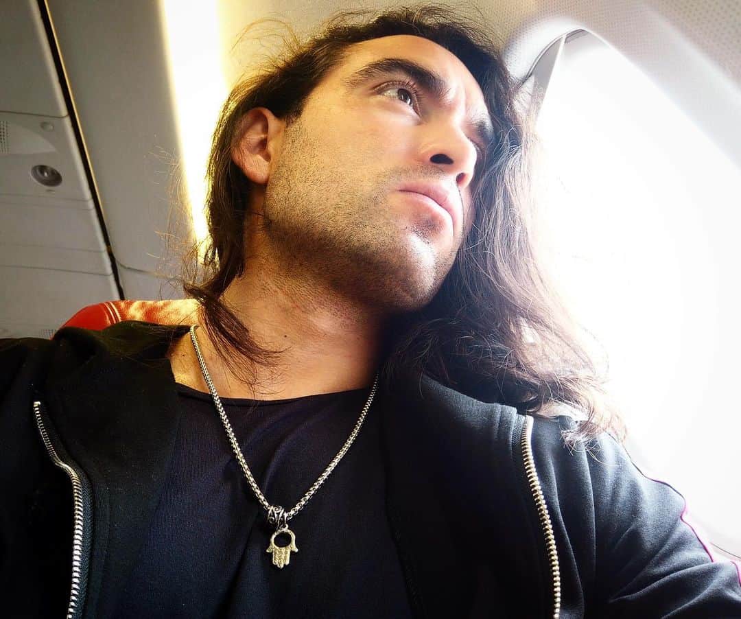 クラウディオ・リースのインスタグラム：「Ya no recuerdo que se siente volar... Mirar las nubes... Quién más extraña viajar?」