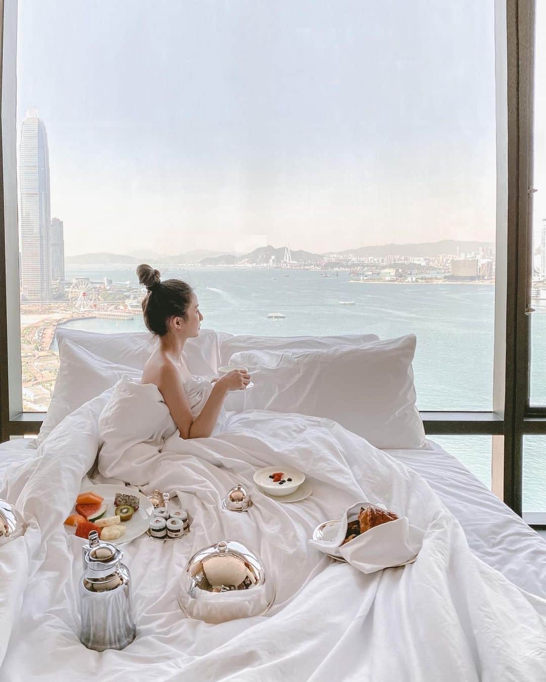 Giann Chanのインスタグラム：「Little escape from work.   #Hongkong #Staycation #breakfastinbed #breakfastwithaview  #Grandhyatt」