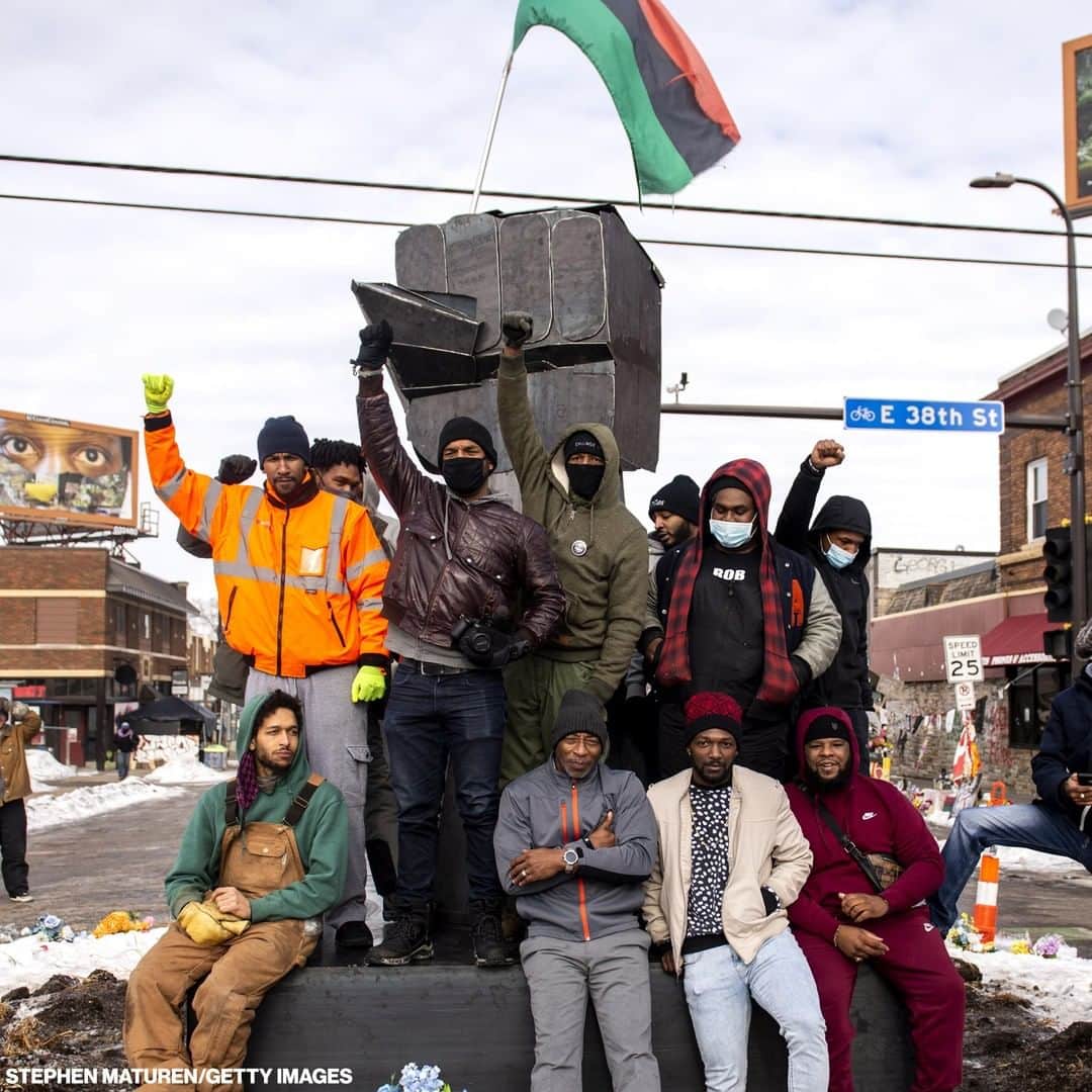 ABC Newsさんのインスタグラム写真 - (ABC NewsInstagram)「A group of artists and community members installed a sculpture of a raised fist at George Floyd Square in Minneapolis. The steel sculpture replaces an earlier wooden version.」1月19日 13時31分 - abcnews