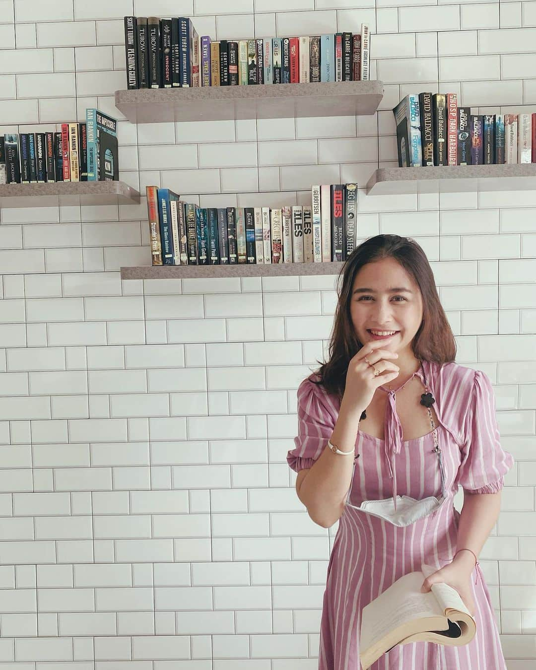 Prilly Latuconsinaさんのインスタグラム写真 - (Prilly LatuconsinaInstagram)「you are my favorite book.  i immerse myself in your story and fall in love with each page.」1月19日 13時34分 - prillylatuconsina96