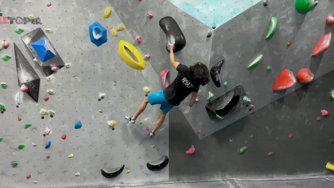 ハキム・カスバンのインスタグラム：「Learning climbing movement  In a previous post @thestickmanclimbingtips drew a beautiful tree branching out different aspects to take into consideration in leveling up your climbing skills. One of the branches was "library of moves", or as I like to call it, Movement Vocabulary.   More often than not, we only try different betas when we're still working on a route, figuring out ways to get the top. Once we manage the send, we never look back. I believe it's beneficial to expand our movement vocabulary, so when I see different ways of moving on a particular route - even one I've sent - I always make it a point to try and learn the alternative beta.   You won't always find something more efficient or "feels nice" but you'll learn something new and expand your repertoire of moving on the wall.  In the first video:  First cut - I did it this way for my first send.  Second cut - Saw multiple people do it this way.   Third cut - I was at home and this move for the start suddenly came to mind??  Second video:  A little stutter moving off the first crimp, didn't like how that felt (or looked) because it wasn't ~smooth~ climbing.  @boulderworldsg #bwbeta   @heavy.japan   @latifrox thanks for helping me film!   #climbing #bouldering #movement」