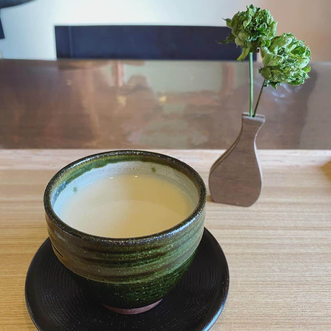 畑野ひろ子のインスタグラム：「明日もかなり冷え込むと聞いて、今日から甘酒を準備。 八海山の酒粕に甜菜糖で甘味を加えて。 昔から、牛乳も加えたまろやかな甘酒が大好きです🥰」