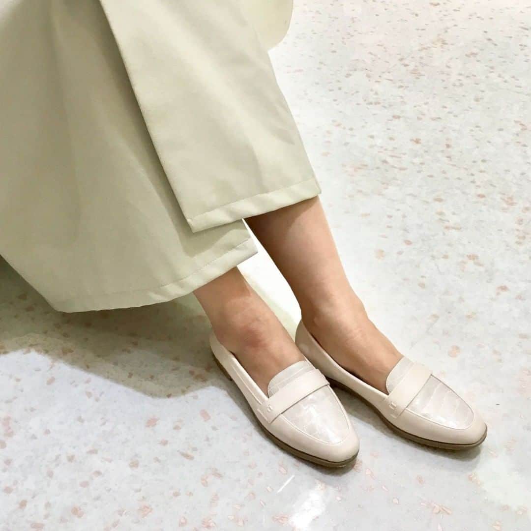 のインスタグラム：「【ヒールミー マニッシュローファー 】﻿ クラシカルな雰囲気漂うカジュアルローファー。気負わない大人なトラッドスタイルに、さらりと合わせたいアイテム。  マニッシュローファー ¥3,900＋消費税 ﻿ #healme #asbee #shoes #flatshoes #newarrivals #instafashion ﻿ #ヒールミー #アスビー #シューズ #マニッシュローファー #マニッシュシューズ #春シューズ #春カラー #春色 #新作 #大人カジュアル #カジュアルファッション #デイリーファッション #休日スタイル #きれいめカジュアル #デイリーユース #タウンユース #靴好き #あしもと倶楽部」