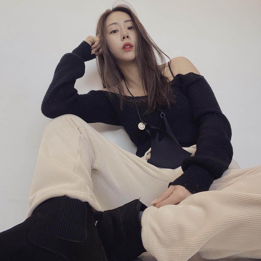 のインスタグラム：「민낯과 튜리닝의 조화  그리고 #마스크스트랩 #무광블랙체인 #홀로그램스마일」