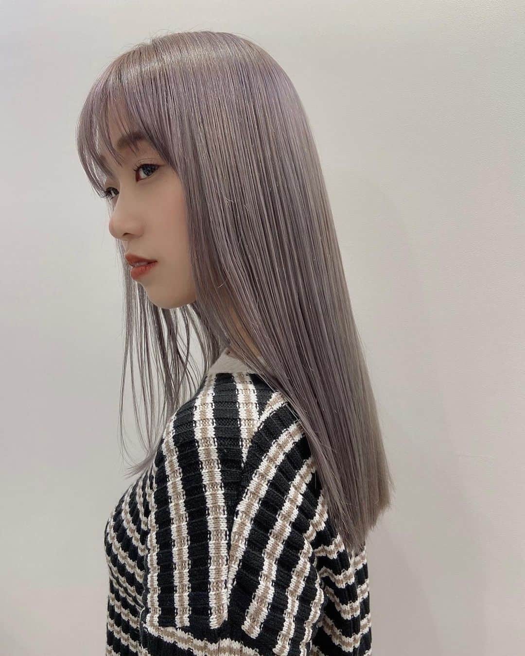 のインスタグラム：「New hair✂︎  いつもすごく綺麗に仕上げてくれて その時1番似合いそうな髪型にしてくれる！ 何を聞いても確実に答えが返ってくるし 本当にこの方はその道のプロだなと思う  プライベートサロンだからコロナ禍でも 安心していけるからよりよき✨ @_naoya_takahashi_ さん いつもありがとう✨✨  #salon#newhaircolor#ハイトーン#パープル#外苑前#美容室#サロン#ヘアケア#髪が綺麗になる美容室#おすすめ#次は何色にしよかな」