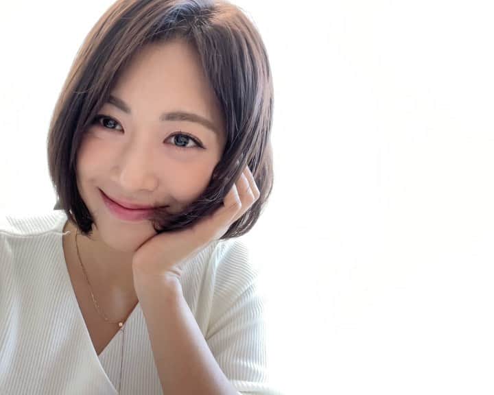 パン・ソヨンのインスタグラム：「. 오늘 하늘 이뿜 분명 어릴땐 속눈썹도 진한 화장도  차분하고 참한 단발도 어색했는데 👀」